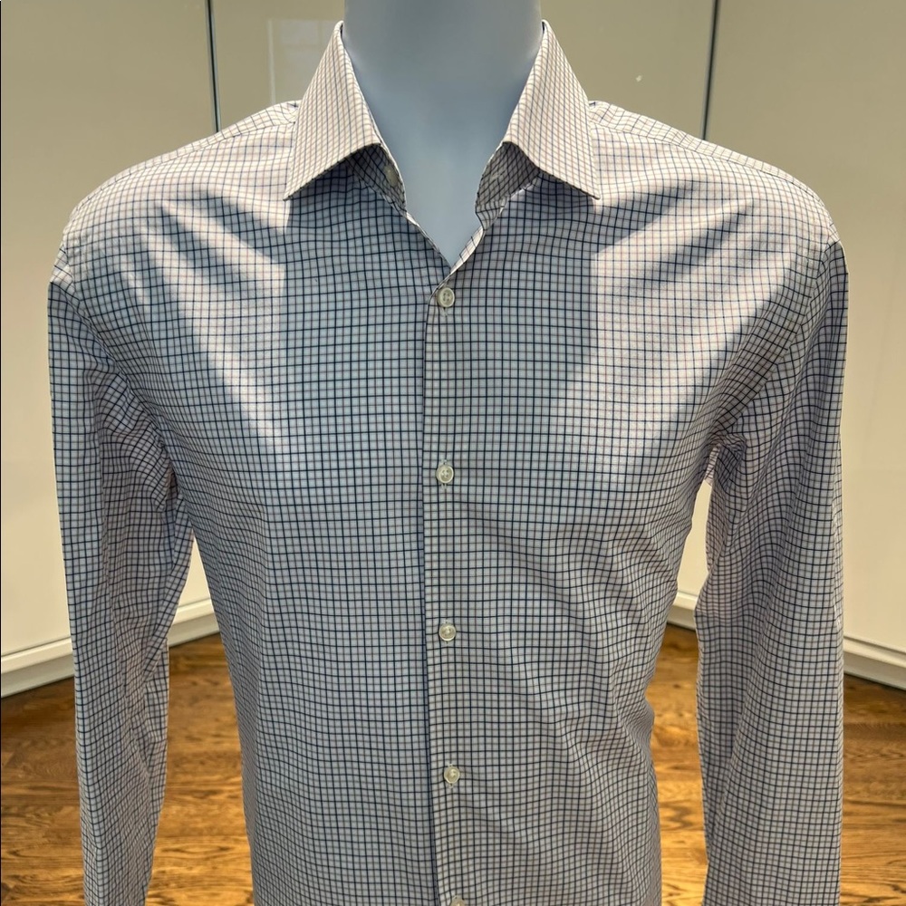 Slim fit shirt by Hugo Boss, size 15.5/39, impeccable condition